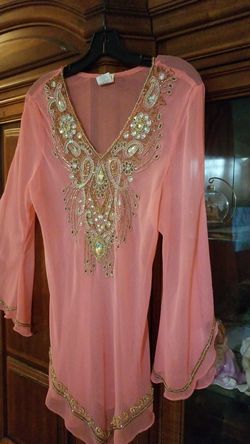 Blusa color durazno con aplicaciones