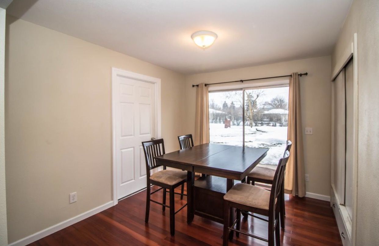 PUB STYPE TABLE W/ Chairs