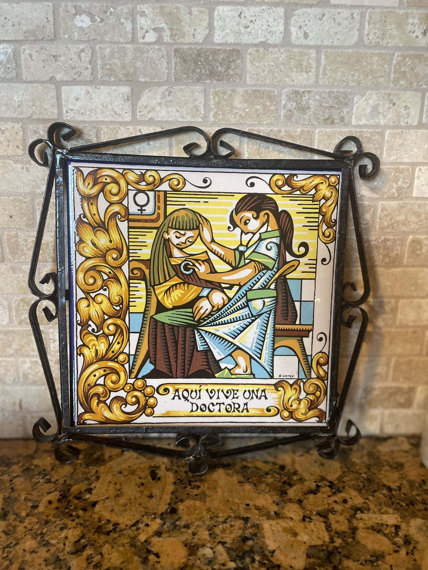 Spanish Ceramic Tile – “Aquí Vive Una Doctora”
