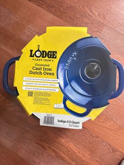 Lodge cast iron dutch oven 5.5q