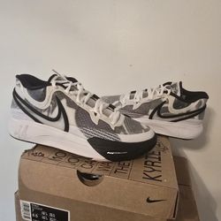 Nike Kyrie 8 Mens Size 7 or 8.5 Womens