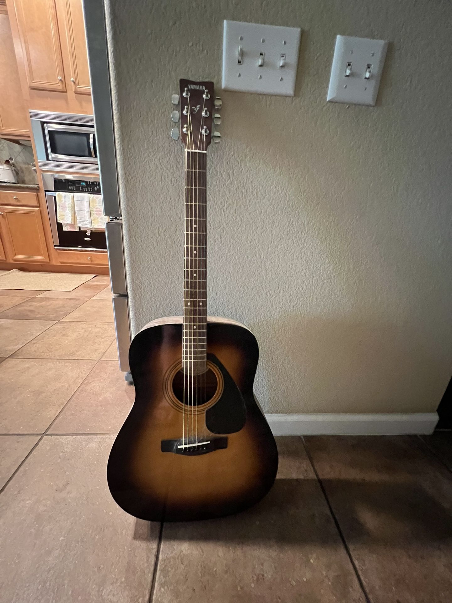 Yamaha GigMaker Standard Acoustic Guitar w/ Gig Bag, Tuner, Strap and Picks - Sunburst