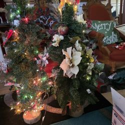 2 Christmas Yard   Tree With Light And Decor