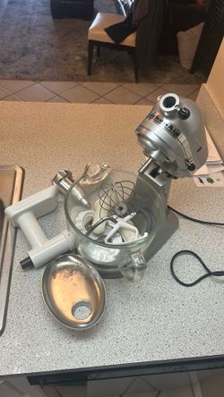 Kitchen Aid stand mixer, tilt head, glass bowl, many attachments