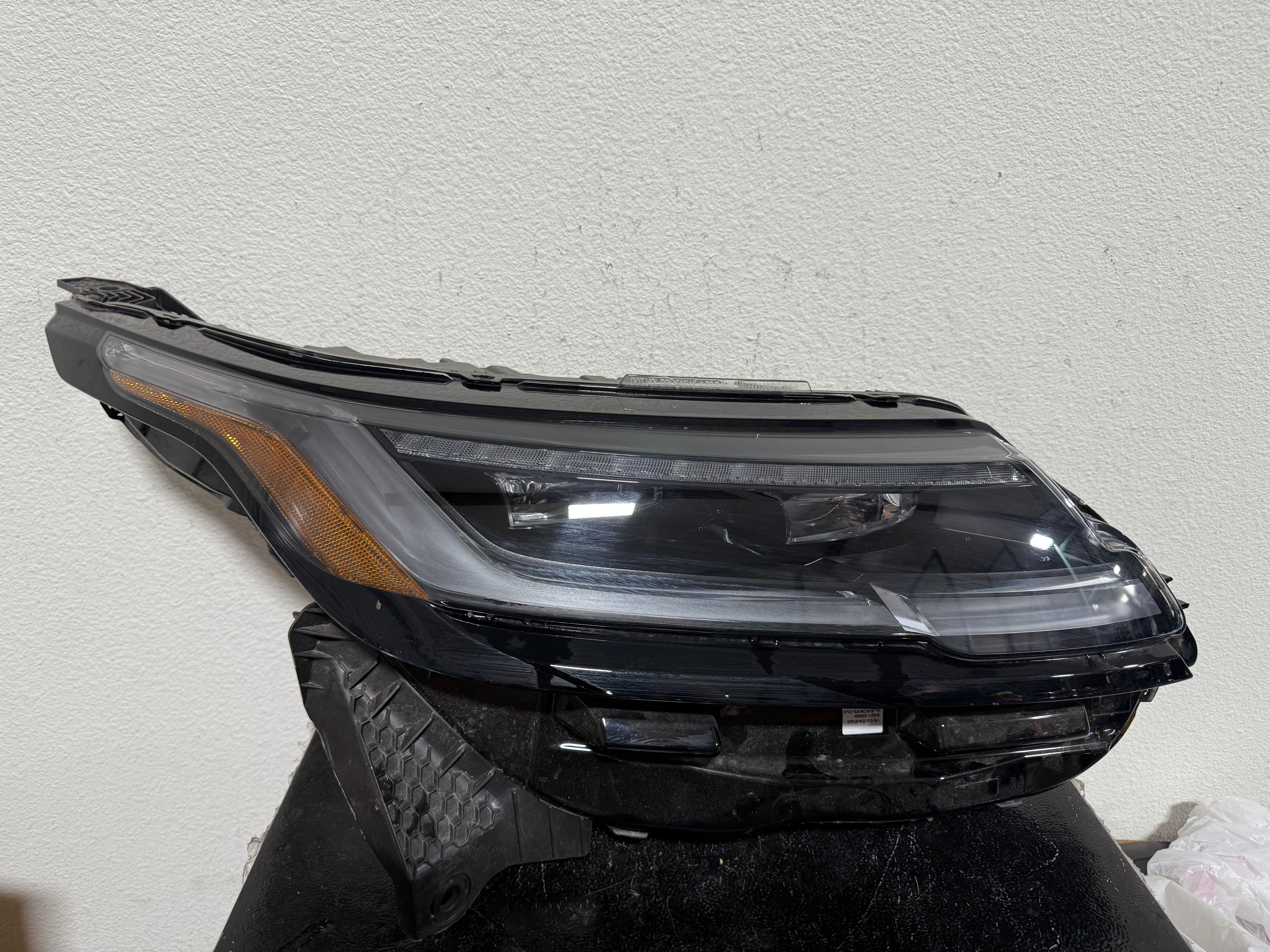 RANGE ROVER VELAR RIGHT HEADLIGHT 2025