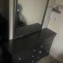 Dresser With Mirror