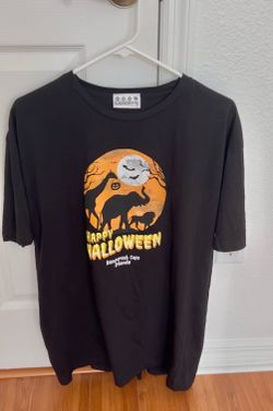 Rainforest Cafe Disney’s Animal Kingdom Halloween Women’s T-Shirt (M)
