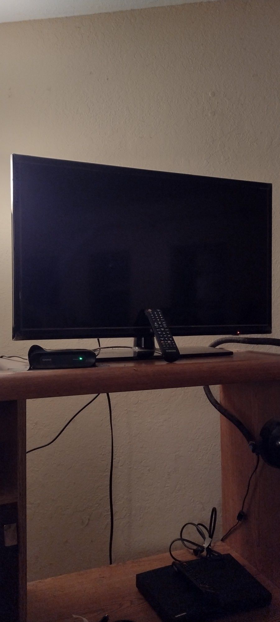 SAMSUNG 32 " FLAT SCREEN TV MODEL UN32EH4003 F WITH REMOTE