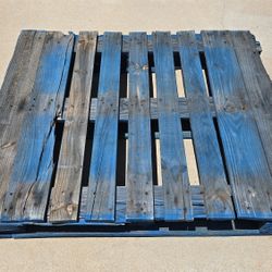 FREE BLUE PALLET 