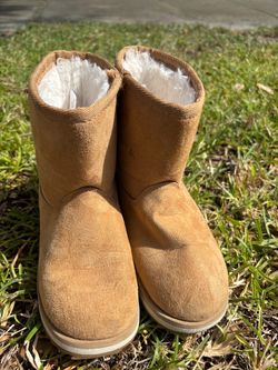 George Faux Fur Lined Boots Girls Size 1 Preowned in good condition Pet & Smoke Free Home. Check photos for any flaws. Cozy tan boots with a fabric