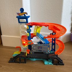 Mattel Hot Wheels City Shark Escape Playset