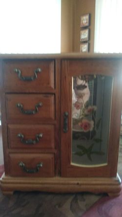 Jewelry box