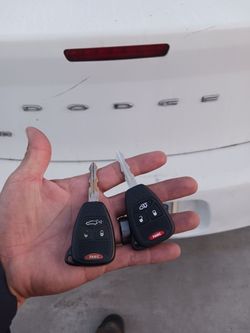 Car Keys And Remotes  / Llaves De Carro Y Controlles
