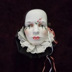 BEAUTIFUL HAND PAINTED CERAMIC MIME SCULPTURE 