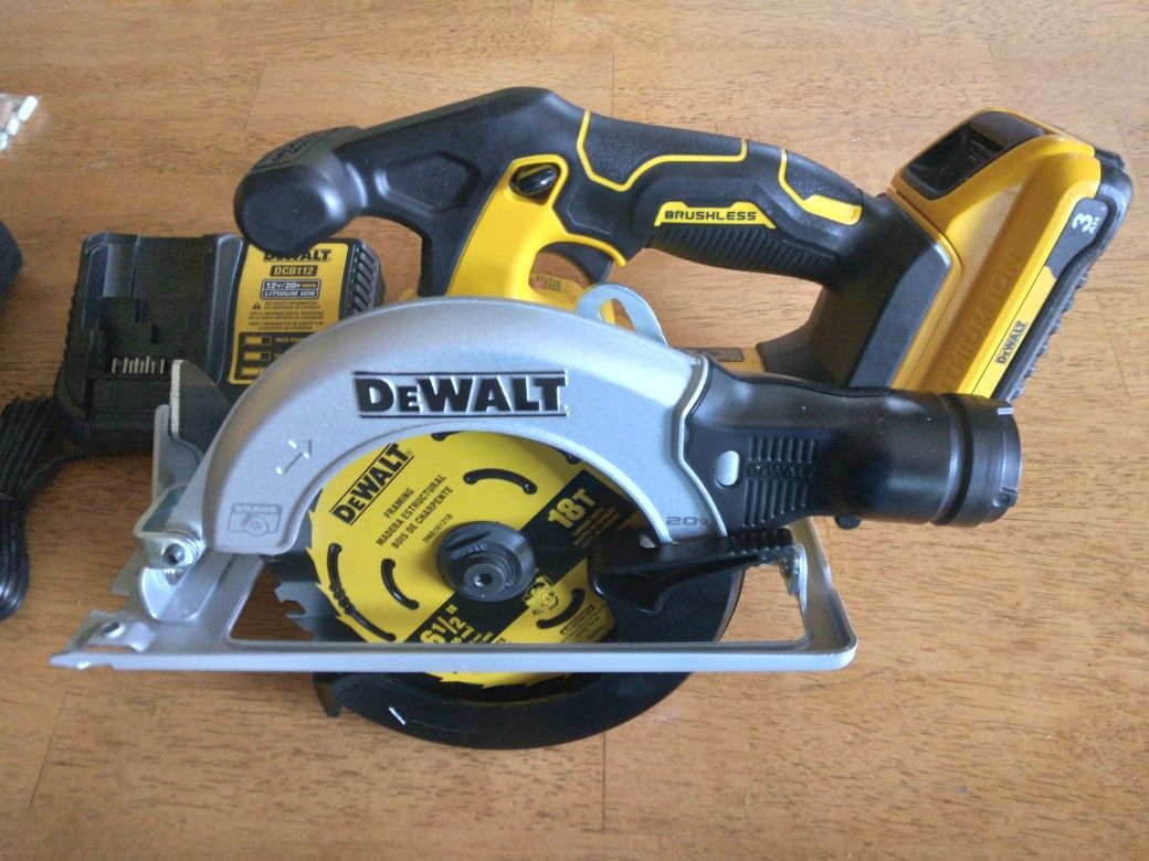 DeWalt 20 Volt Brushless 6 And 1/2 Inch Circular Saw Kit With 3.0 Amp Hour Battery Charger And Tool Bag