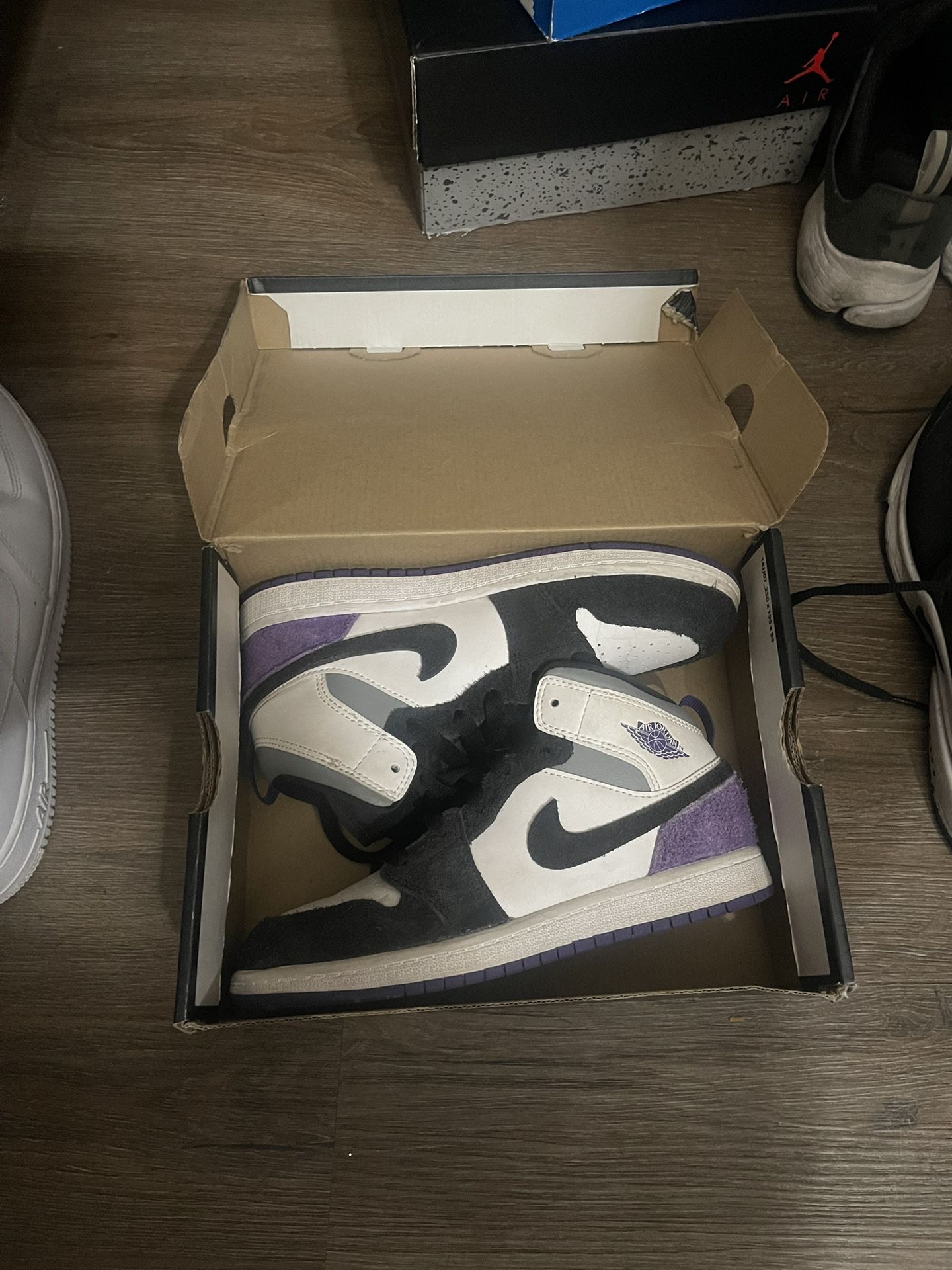 Air Jordan 1 SE purple