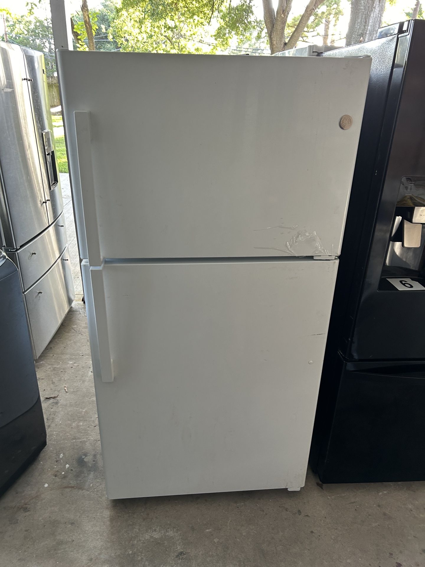 GENERAL ELÉCTRIC  33 INCHES  REFRIGERATOR TOP FREEZER TRABAJA BIEN