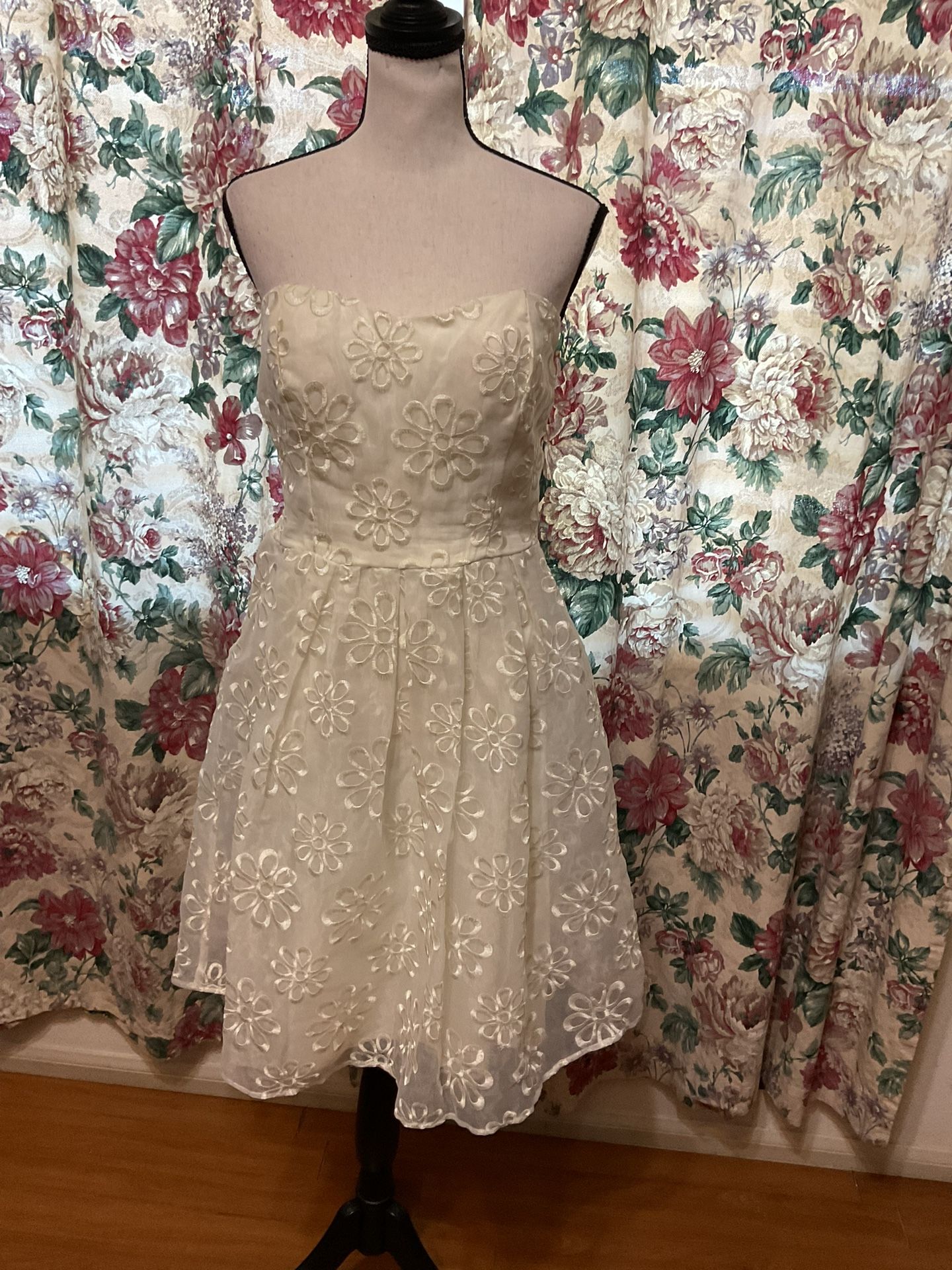 #252=Ivory Mini Dress. Brand Name: Lulu’s. Size Medium.