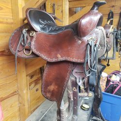 TUCKER Saddle