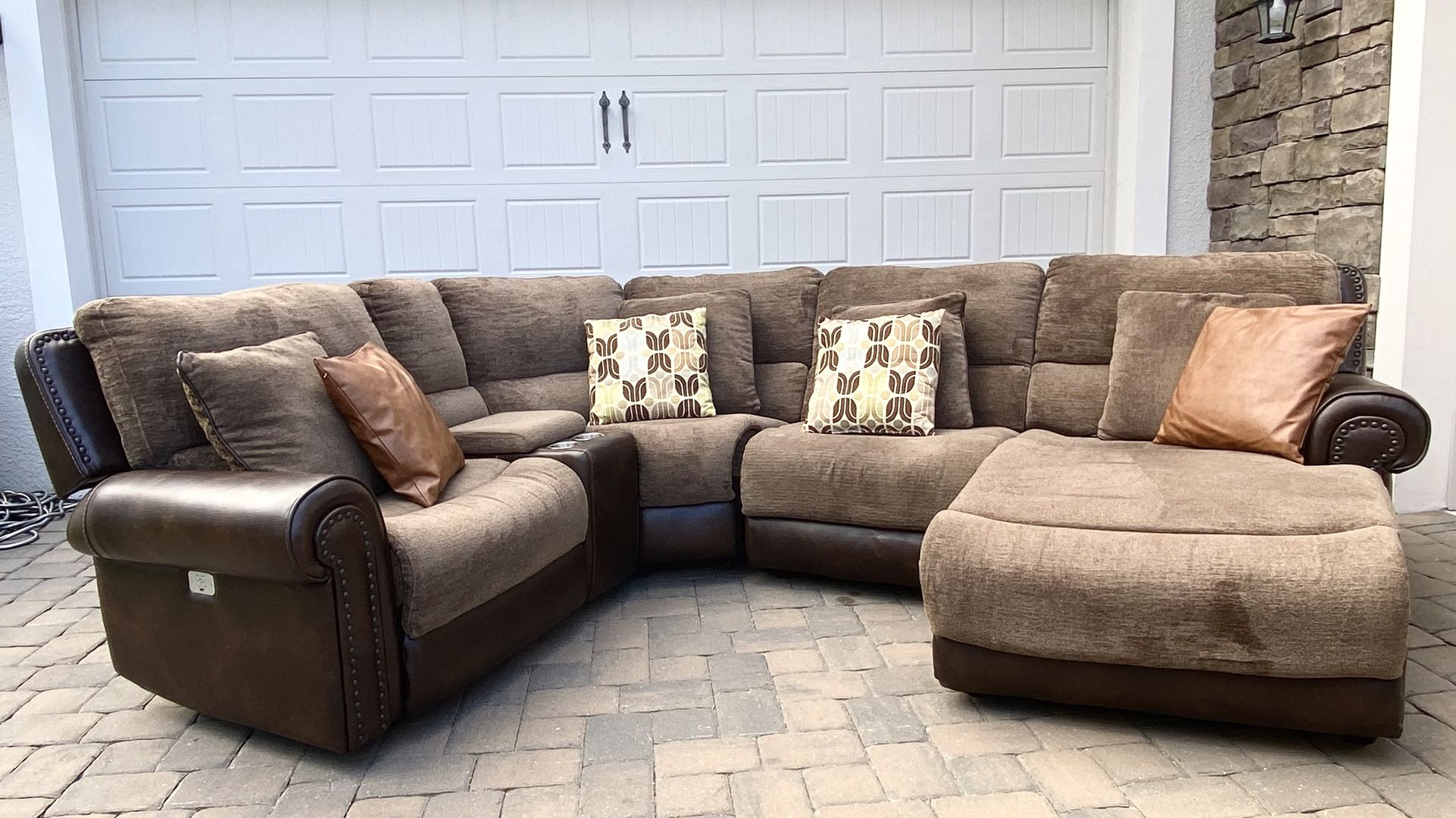 Gorgeous Reclining Sevtional Sofa