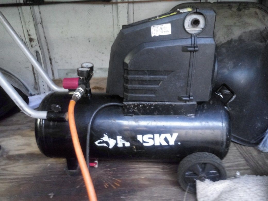 husky 8 gallon air compressor with hose