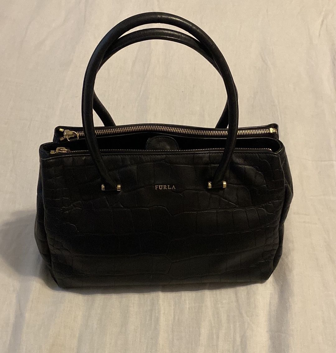 Furla Black Leather Tote with Structured Design