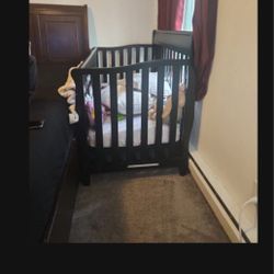 Black Garco Crib With Side Breathable Liners 