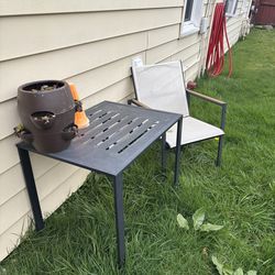 Set of 4 chairs and 2 metal tables