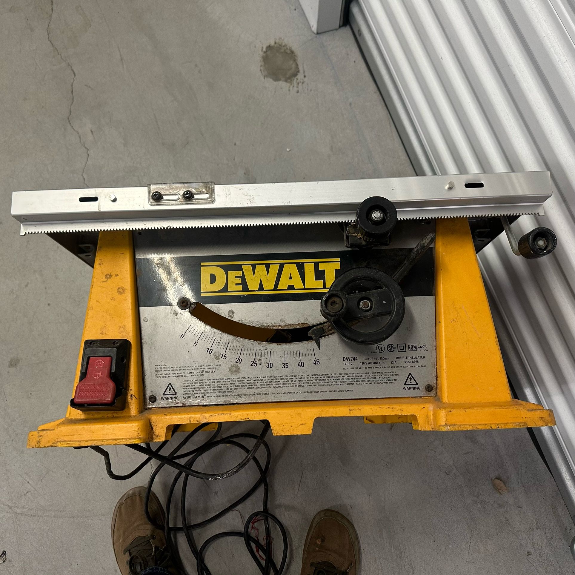 DeWalt DW744 10-inch jobsite table saw