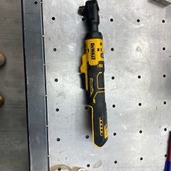 Dewalt. 1/2” Drive Cordless Ratchet 