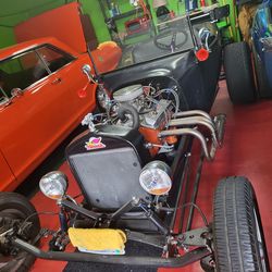 1923 Ford T Bucket, black with 350 small block