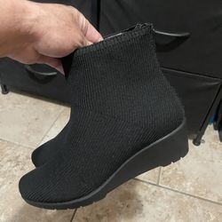 Women Boots New Size 6.
