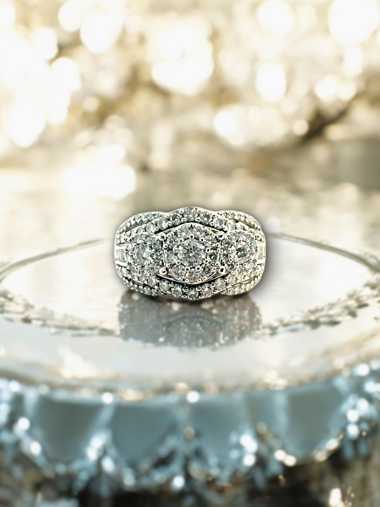 14kt 7.60g White Gold with Cluster of Diamonds Ring.
