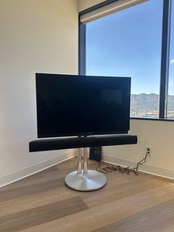 Bang & Olufsen BeoVision 7-40 with speaker and motorized stand