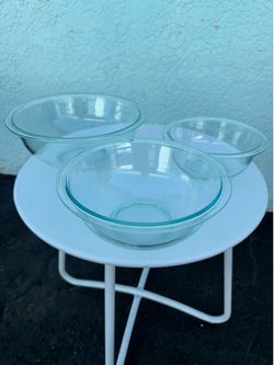 Vintage Pyrex glass mixing bowls set of 3.