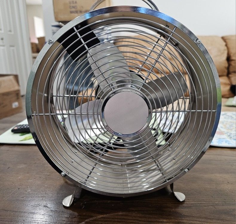 Never used desktop fan, 2 speed, strong and great condition