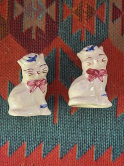 1940s Shawnee Pottery "Puss 'N Boots" cat salt and pepper shakers
