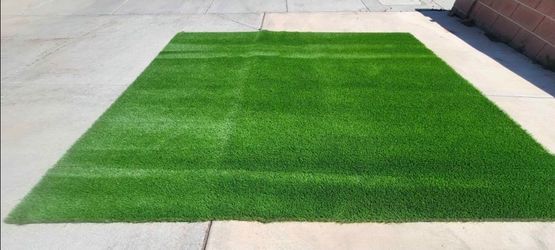New GRASS Excellent Condition 10 Ft 9 inches X 8Ft 10 inches (Delivery Available)🛻🔥
