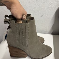 Tom’s Boots Size 61/2 Woman’s 