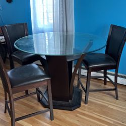 Raymour & Flanigan Dining Set In Good Condition 