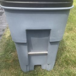 Rubbermaid Commercial Products Brute Rollout Trash/Garbage Can/Bin with Wheels, 50 GAL, for Offices/Back of House/Home