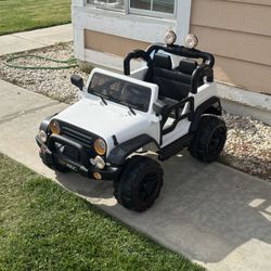 White Jeep Wrangler Power Wheels With Parental Remote Control In Like New Condition 