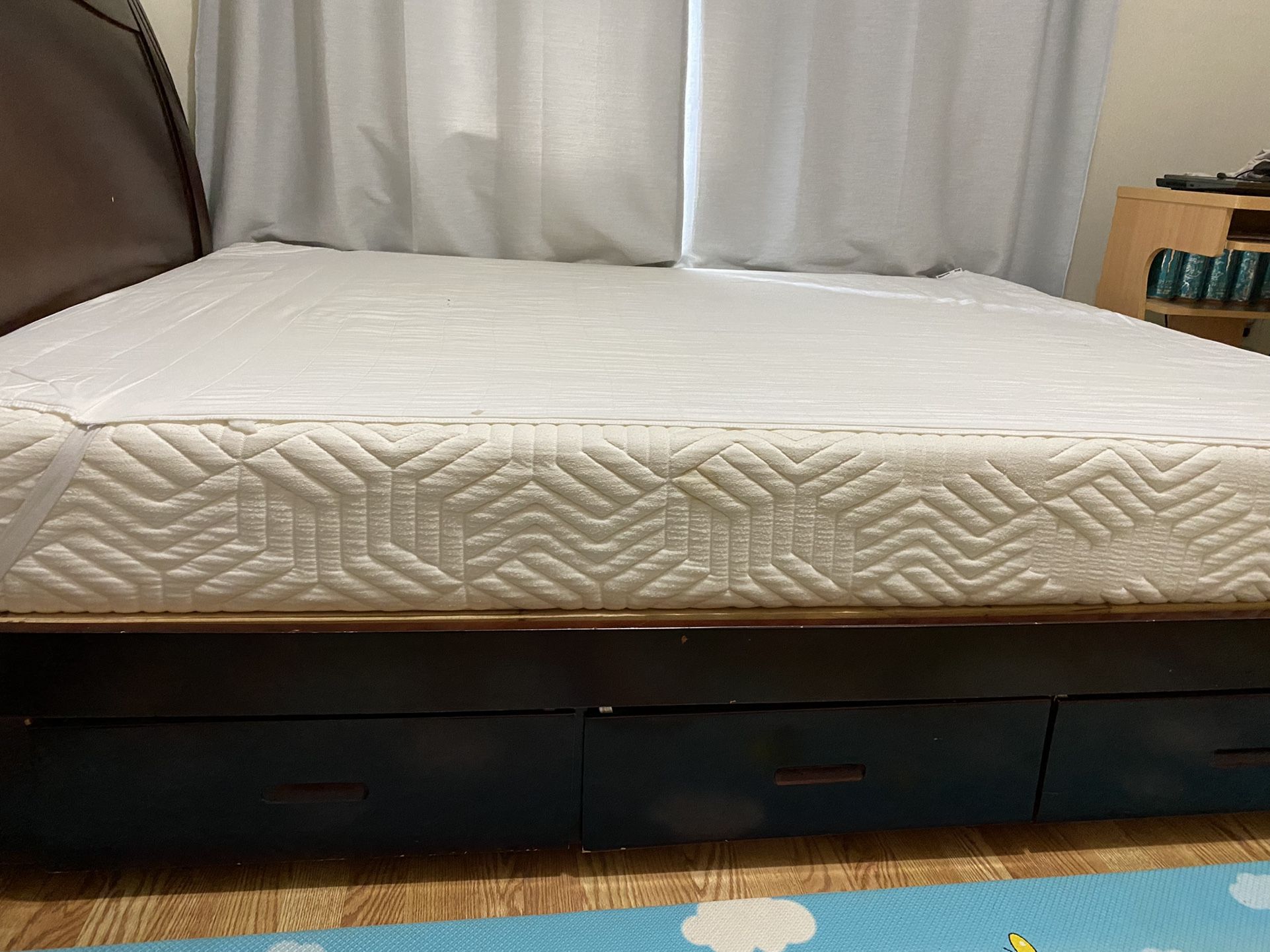Queen Sise Wooden Bed+Sleepy's Snug 8" Medium Memory Foam Mattress