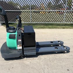 FOR SALE A 2018 MITSUBISHI PWR30 PALLET TRUCK.27x48 PALLETS,24V GOLD USED BATTERY,BUILT IN https://offerup.com/redirect/?o=Q0hBUkdFUi5JUw== IN GOOD WO
