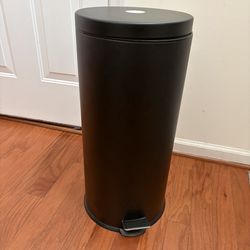 Black pedal 5 gallons trash can