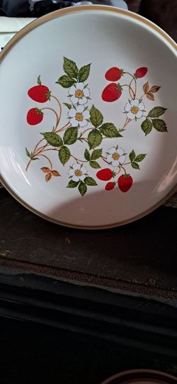 Strawberries 🍓 N Cream  Dinner plates 7ct