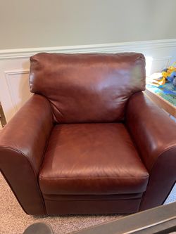 Leather Natuzzi Excellent Condition Swivel Armchair