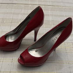 Several Women’s shoes/pumps