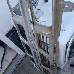 Nissian Hard Body Grille