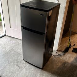 Mini Fridge (Magic Chef)